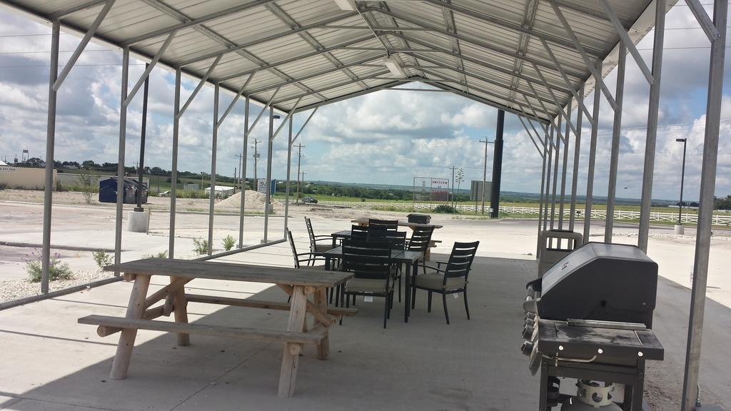 Instalodge Hotel And Suites Karnes City Exterior photo